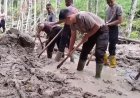 Di Tengah Lumpur dan Harapan, Polri Bersama Warga Buka Akses Jalan Kampung Setie Pascabencana
